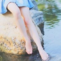 赤脚意境女生头像,光着脚踏在水中,踩在草坪上