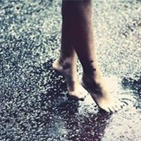 赤脚意境女生头像,光着脚踏在水中,踩在草坪上