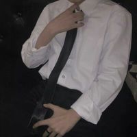 打领带男生半身头像 白色衬衣,黑色衬衣,黑色领带的