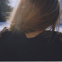 女生背影长发头像飘逸金色头发在阳光的照射下显得很迷人