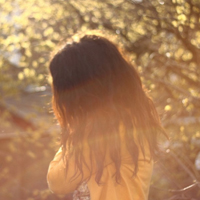 女生背影长发头像飘逸金色头发在阳光的照射下显得很迷人