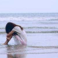 女生海边意境唯美头像背景的,一个人站在海边瞭望,渴望自由的人