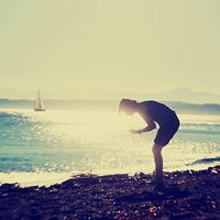 女生海边意境唯美头像背景的,一个人站在海边瞭望,渴望自由的人