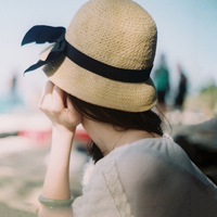 夏日森系女生背影头像,在大海边的,有戴帽的