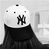 最爱戴帽子的女生,时尚又个性的背影黑白头像图片
