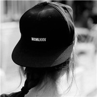 最爱戴帽子的女生,时尚又个性的背影黑白头像图片