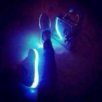 个性发光鞋头像图片,鞋底里面有一条LED灯带晚上很亮了