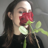 拿玫瑰花的欧美女生头像,一支玫瑰对你一心一意