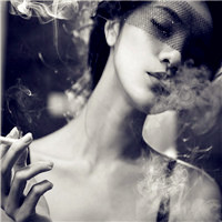 伤感抽烟女生头像黑白色,伤心的时候一个人