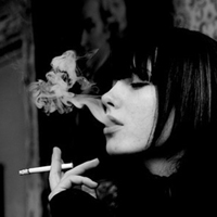 非主流女生吸烟头像黑白伤感的