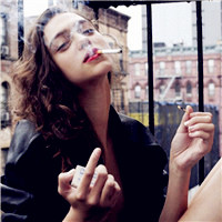 抽烟女人不一定是孤独的,也有可能是幸福的