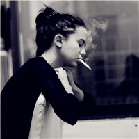 个性吸烟女生头像,抽烟的样子也是很性感迷人的