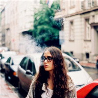 抽烟女人有种独特的范,孤寂女生抽烟头像图片