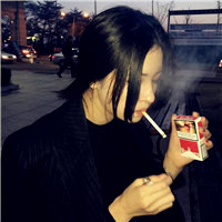 我特别喜欢抽烟的女生头像,因为有种风情味