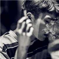 寂寞的人只能自己抽支烟 帅哥抽烟头像