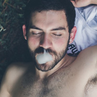 欧美抽烟男头像霸气 正在抽烟的男人图片