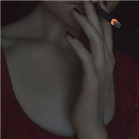 个性头像女生气质高冷抽烟，女人抽起烟来的姿势没谁了