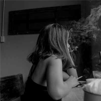 抽烟的女人头像 特别性感的抽烟女人图片霸气头像