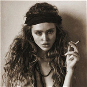 香烟是寂寞最好的疗药，伤感颓废抽烟欧美女生头像