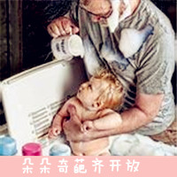 孩他妈不在家,老爸拿孩子当枪用