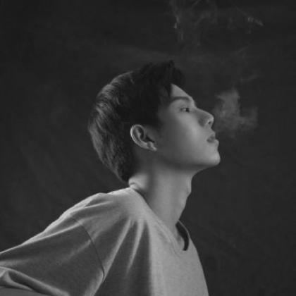 2019高清超拽帅气男生头像，吸烟的样子有点拽