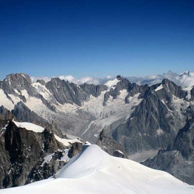雪景微信头像 法国勃朗峰一片雪白的冬季风景图片