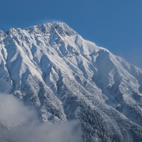 雪山风景的微信头像，天气恶劣的雪山很壮观