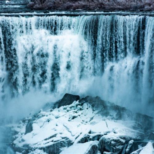 瀑布微信头像高清图片，尼亚加拉壮观的瀑布自然风景