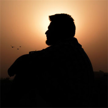男人的人影轮廓加上夕阳的美景图片才是最美丽的