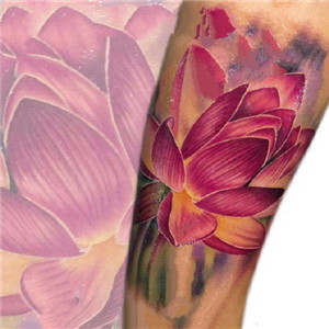 彩色纹身头像 小手臂粉红色花朵纹身图片