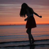 站在大海边,站在夕阳下等意境女生头像图片96P