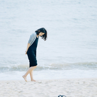 海水那么蓝,有美女背景相伴在海边的女生头像,qq大海头像大全