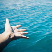 海水那么蓝,有美女背景相伴在海边的女生头像,qq大海头像大全