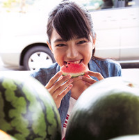 网友分享漂亮的吃西瓜的、在海边的、拿花的唯美意境旳女生头像