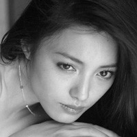 日本知名女演员仲间由纪惠QQ头像黑白色的_仲间由纪惠在日本的地位不一般