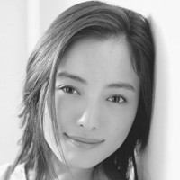 日本知名女演员仲间由纪惠QQ头像黑白色的_仲间由纪惠在日本的地位不一般