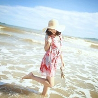 站在海边的女生头像背影的,正面的,海边沙滩唯美蓝色的大海太美了