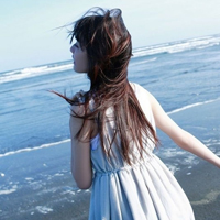 站在海边的女生头像背影的,正面的,海边沙滩唯美蓝色的大海太美了