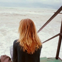 站在海边的女生头像小清新,吹着海风,看着远方