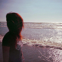 站在海边的女生头像小清新,吹着海风,看着远方