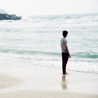站在海边的男生头像,海边男生唯美头像,一个人看海