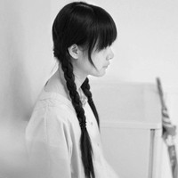 齐刘海发型女生黑白头像,发尾弧度微妙的卷发好潮流好个性呀