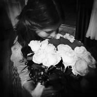 带玫瑰花的女生头像灰色的,手拿玫瑰的,嘴叼玫瑰的