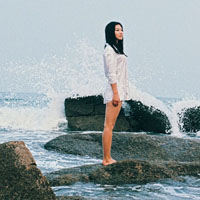 被海水打湿的唯美海边女生头像,穿白色衬衫的美艳女子