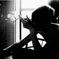 男生抽烟黑白头像,伴随着旧友与老酒和香烟