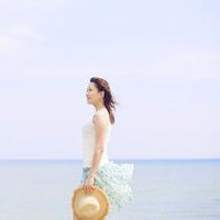 海边戴帽子女生头像女神,和风一样与大海为伴