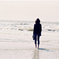 海边孤单女生头像,情不知所起而一往情深
