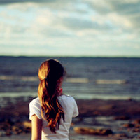 海边空寂伤感女生头像,听海哭的声音一个人哭泣