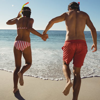 情侣夫妻海边度假戏水图片,有爱就来吧