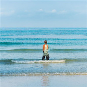 海边背影头像 站在海边拍照的男生女生图片